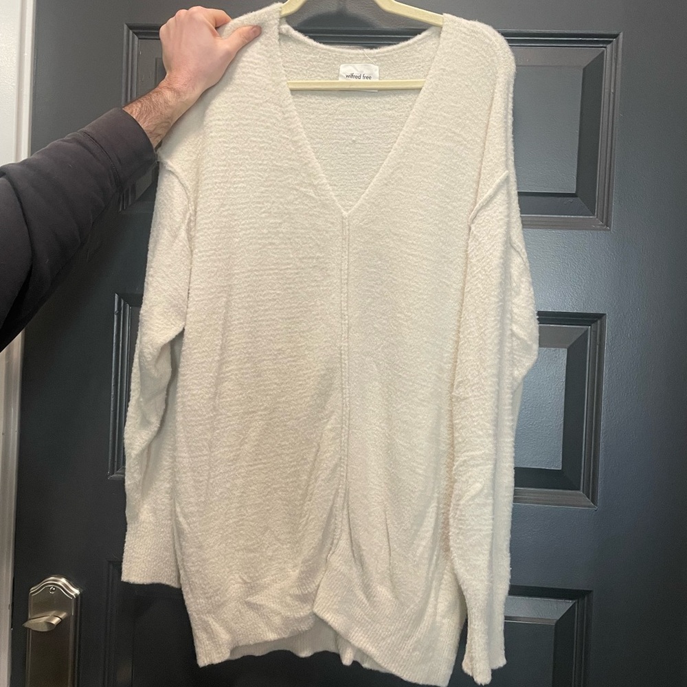 Aritzia - Wilfred Free
Hush Knit V-neck Sweater. Size M. Color CREAM.